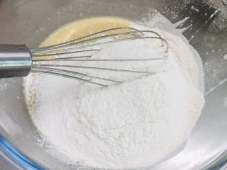 7、香蕉杯子蛋糕,过筛低粉。