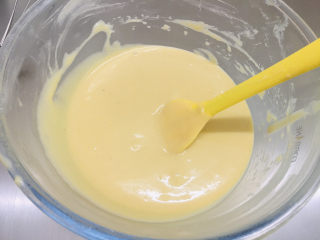 8、香蕉杯子蛋糕,搅拌至细腻状态(我过筛了一遍)。