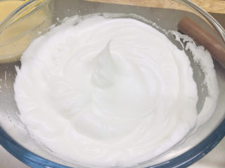 9、香蕉杯子蛋糕,蛋清加入白糖打发出小弯钩。