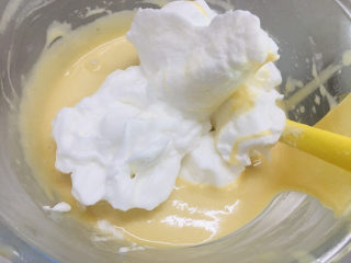 10、香蕉杯子蛋糕,取三分一蛋白霜到面糊里。