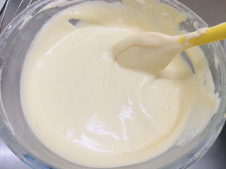 11、香蕉杯子蛋糕,翻拌均匀。