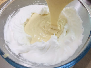 12、香蕉杯子蛋糕,倒回剩余的蛋白霜里。