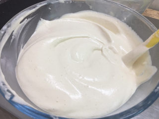 13、香蕉杯子蛋糕,全部翻拌均匀。