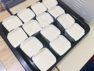 14、香蕉杯子蛋糕,装入裱花袋,挤8分满。