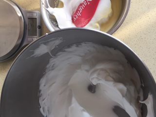 5、手指饼干装饰饼干辅食饼干,将三分一蛋白与蛋黄混合