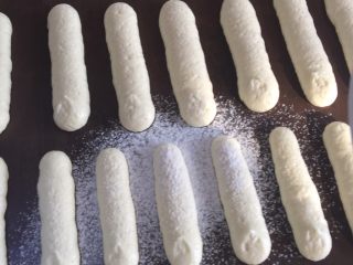 15、手指饼干装饰饼干辅食饼干,表面筛入一些糖粉