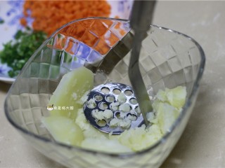 3、土豆饼,土豆压成泥