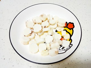 1、山药鸡蛋糕,山药洗净去皮切片