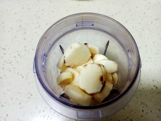 2、山药鸡蛋糕,盛入料理杯中