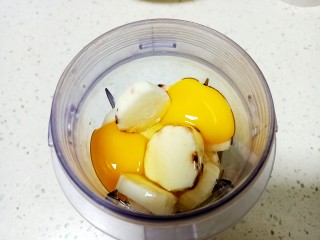 3、山药鸡蛋糕,打入鸡蛋