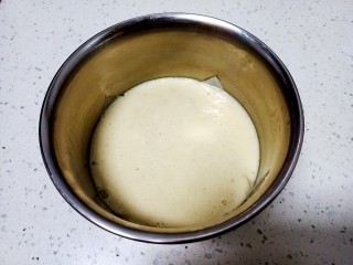 6、山药鸡蛋糕,模具底部铺入油纸，倒入山药鸡蛋糊