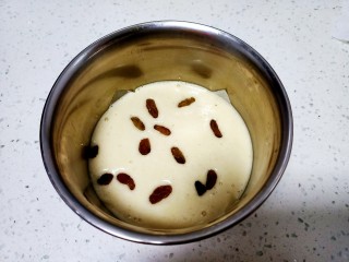 7、山药鸡蛋糕,撒上葡萄干