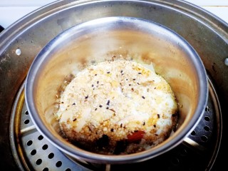 10、山药鸡蛋糕,水烧开后放入锅中，转中火蒸20分钟，焖两分钟