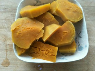 2、金钱小面包,南瓜蒸熟后晾凉。