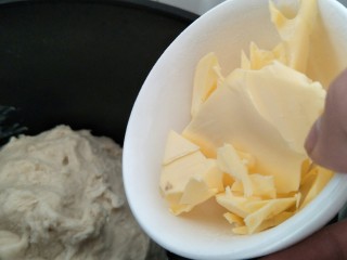 5、金钱小面包,揉成面团后放入黄油接着揉。