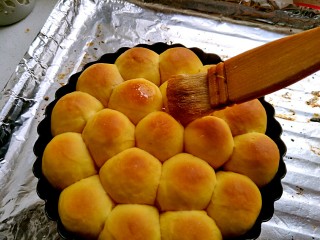 14、金钱小面包,刷上一层糖水，我喜欢带有颗粒的没融化的糖，咬一口有沙沙的感觉。