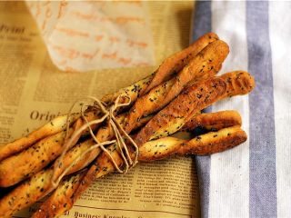 13、嘎嘣脆哒黑芝麻磨牙棒,成品嘎嘣脆。