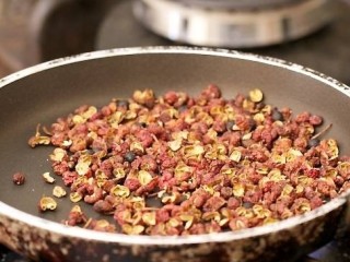 1、香酥牛肉饼,将花椒放入锅中烘烤出香味