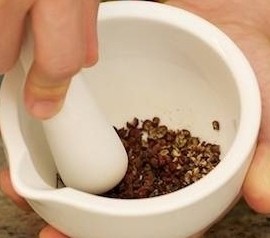 2、香酥牛肉饼,把烘好的花椒放进研钵里面磨碎