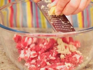 4、香酥牛肉饼,把剁好的牛肉放进一个大碗里面，加入磨碎的生姜