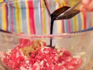 5、香酥牛肉饼,再放入一半磨好的花椒粉、老抽、盐和花生油，沿着同一方向搅拌均匀，盖上保鲜膜放入冰箱冷藏备用