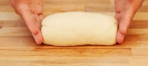 7、香酥牛肉饼,在揉好的面团表面抹上薄薄的一层花生油，裹上保鲜膜放在一边松弛20分钟