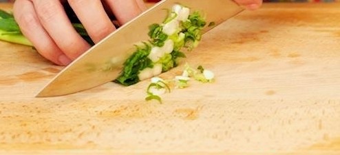 8、香酥牛肉饼,青葱切成碎末，放在一个小碗里，盖上保鲜膜冷藏备用