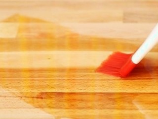 9、香酥牛肉饼,在案板上涂抹足够的花生油