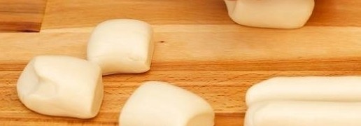 10、香酥牛肉饼,把面团分成两等份，其中一份放回保鲜膜内备用，把另外一份分成6个大小相等的剂子，用手将这些剂子滚成长度大约为8厘米的长条，在每个长条表面涂抹一层花生油