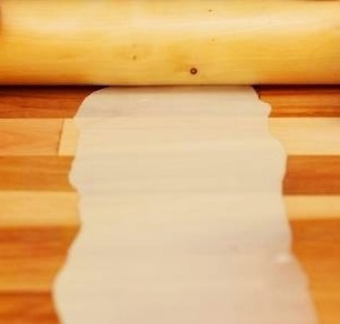 12、香酥牛肉饼,在案板上涂抹足量的花生油，把面片放在抹油的区域，把面片尽可能擀长