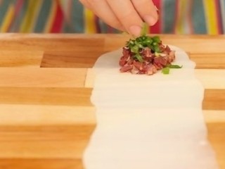 13、香酥牛肉饼,在面皮的一端放上适量的牛肉馅，再在上面撒上适量的青葱末