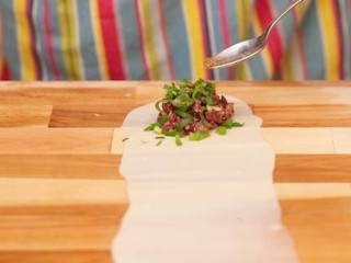 14、香酥牛肉饼,再撒上一些花椒粉