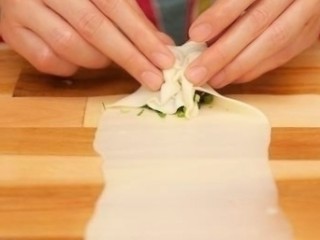 15、香酥牛肉饼,用面皮把馅料包裹起来