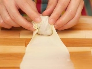 16、香酥牛肉饼,然后向前滚动，滚动的过程中需要不断把两侧的面皮折起来，尽量把面皮拉长拉薄一些