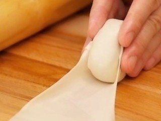 17、香酥牛肉饼,并滚动的时候用手指调整成圆饼状