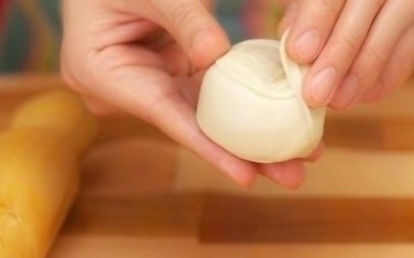 18、香酥牛肉饼,把面皮的尾巴收起，压在饼的底面