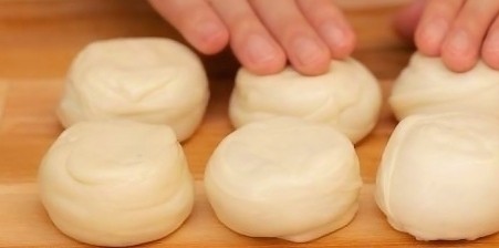 19、香酥牛肉饼,依次把六个剂子做完