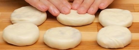 20、香酥牛肉饼,然后轻轻地把它们压扁