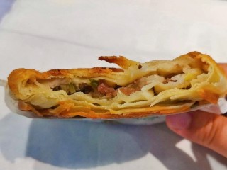 23、香酥牛肉饼,刚出锅的牛肉饼，饼皮酥脆，馅料多汁美味