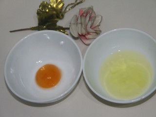 5、美味炸鸡柳,把鸡蛋，蛋清蛋黄分离