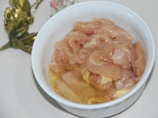 6、美味炸鸡柳,蛋清倒入鸡肉条中