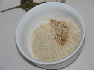 14、美味炸鸡柳,把鸡柳一个一个的放入面包糠中滚一圈