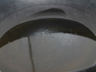 16、美味炸鸡柳,锅内倒油，多放油，油温六成熟即可