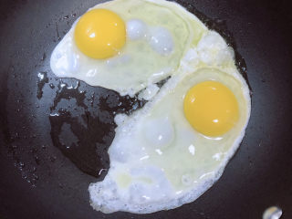 3、鸡蛋汉堡,打入鸡蛋，小火煎鸡蛋，盖盖儿焖3分钟。