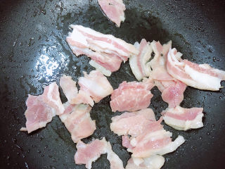 5、鸡蛋汉堡,用煎鸡蛋的锅继续煎培根。