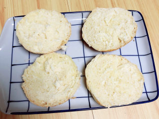 7、鸡蛋汉堡,将面包胚中间切开备用。