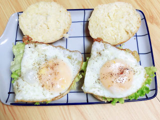 10、鸡蛋汉堡,再放上一个煎蛋。