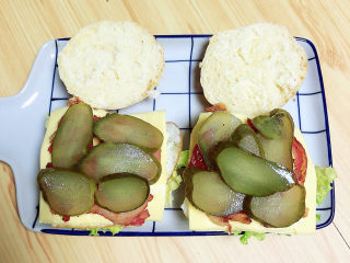 13、鸡蛋汉堡,摆上一层酸黄瓜片。