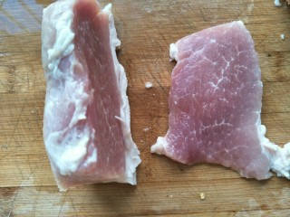 2、炸猪排,猪肉切成片。