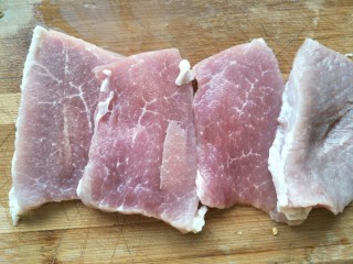 3、炸猪排,依次切成大小均匀的片。